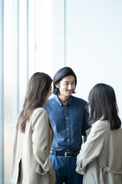 年轻的商务人士在开会