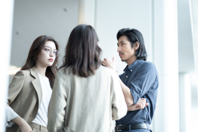 年轻的商务人士在开会