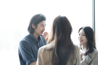 年轻的商务人士在开会