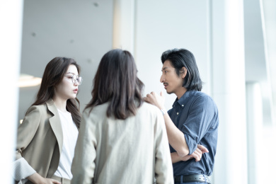 年轻的商务人士在开会