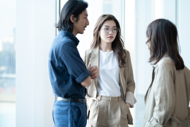 年轻的商务人士在开会