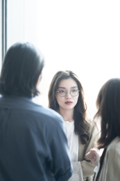 年轻的商务人士在开会