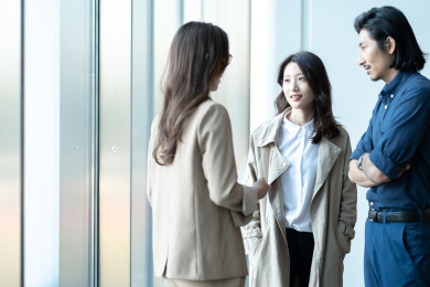 年轻的商务人士在开会