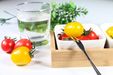 一杯水和小西红柿