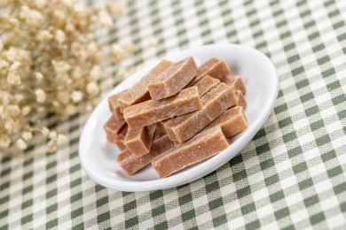 一碟消食开胃的传统休闲食品山楂条特写