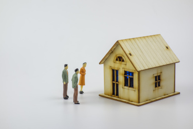 白色背景中的人物和房子