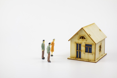 白色背景中的人物和房子