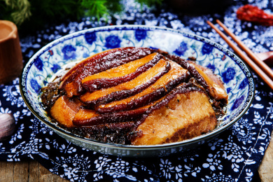 传统中国家常菜千张肉梅菜扣肉