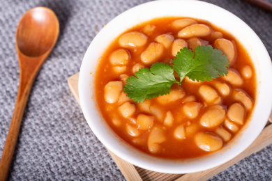 白色陶瓷碗里的茄汁焗豆