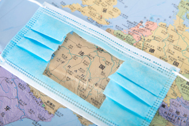 一个破洞的口罩蒙在法国版图上