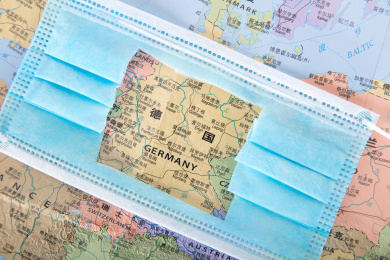 一个破洞的口罩蒙在德国版图上