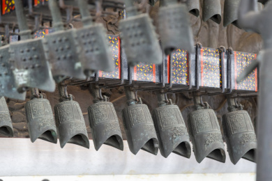 博物馆内陈列的春秋战国时期的乐器编钟