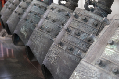 博物馆内陈列的春秋战国时期的乐器编钟