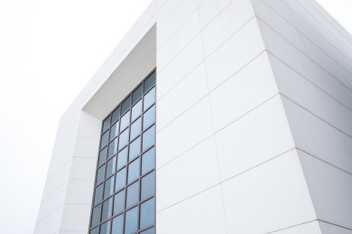 白色的高楼建筑,高大的窗户