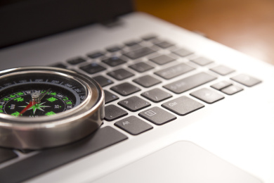 笔记本电脑与指南针局部静物特写