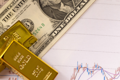 黄金金币与经济数据报表背景金融类静物特写
