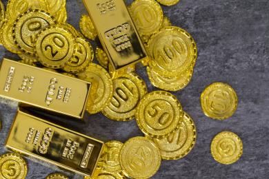 黄金金币与经济数据报表背景金融类静物特写