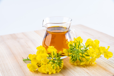 一瓶食用植物油菜籽油和油菜花