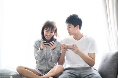 一对年轻的情侣