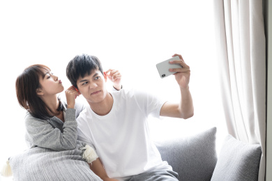 一对年轻的情侣