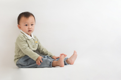 两岁的小朋友在玩耍