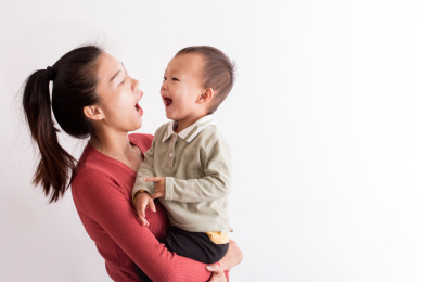 两岁的小朋友在玩耍