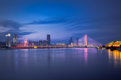 中国江西省南昌市美丽的沿江城市建筑夜景