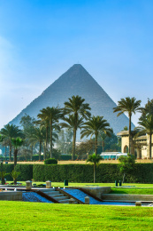 非洲埃及开罗度假酒店附近的吉萨金字塔