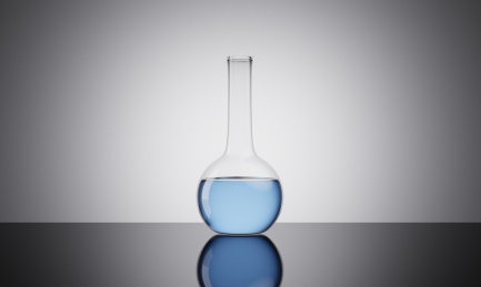 实验室中盛满化学液体的器皿