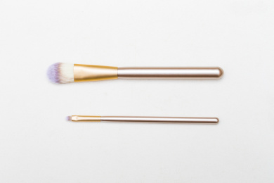 两支放在桌子上的化妆刷