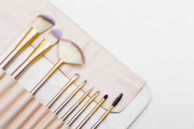 一把放在桌子上的化妆刷