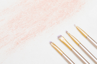 一把放在桌子上的化妆刷