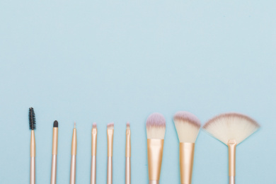 放在桌子上的一把化妆刷