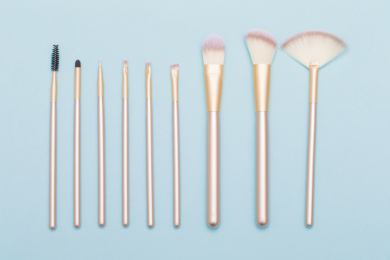 放在桌子上的一把化妆刷