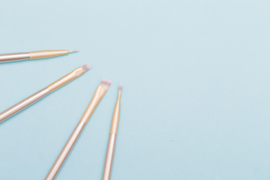 放在桌子上的一把化妆刷