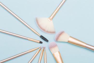 放在桌子上的一把化妆刷