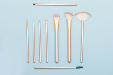 放在桌子上的一把化妆刷