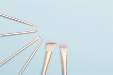 放在桌子上的一把化妆刷