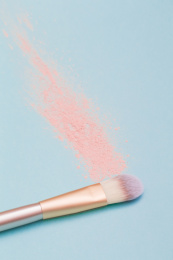 放在桌子上的一支化妆刷