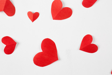 白色背景红色爱心组成的图案