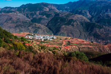 中国云南省昆明市东川红土地景区落霞沟风光