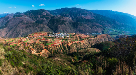 中国云南省昆明市东川红土地景区落霞沟风光