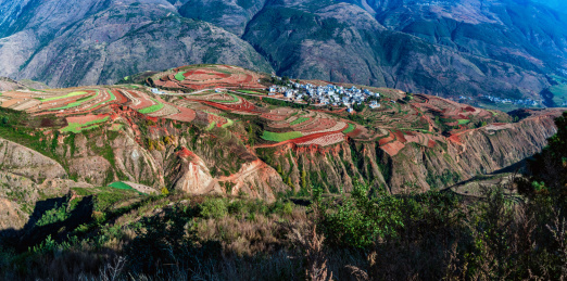 中国云南省昆明市东川红土地景区落霞沟风光