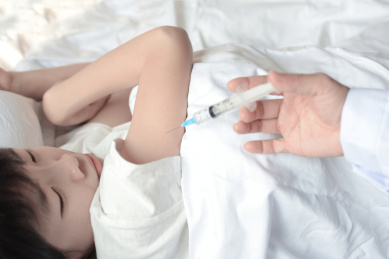 正在给生病的女童注射药液