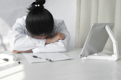 趴着休息的女医生