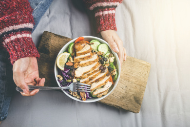 一女性独自享受沙拉美食