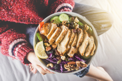 一女性独自享受沙拉美食