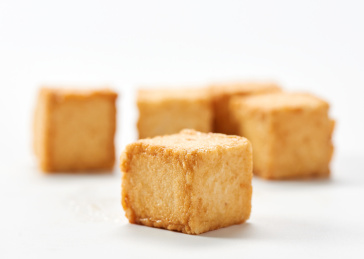 白色背景上摆放的丸子鱼豆腐