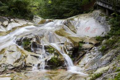 安徽岳西县大山中的溪水