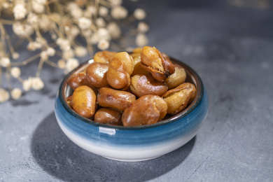 一碟油炸兰花豆特写旁边放有酒壶酒杯茶杯